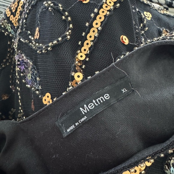 Metime Elegant Black Mini Dress with Gold and Blue Embellishments - Picture 4 of 6